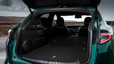 Alfa Romeo Stelvio Quadrifoglio - boot seats line