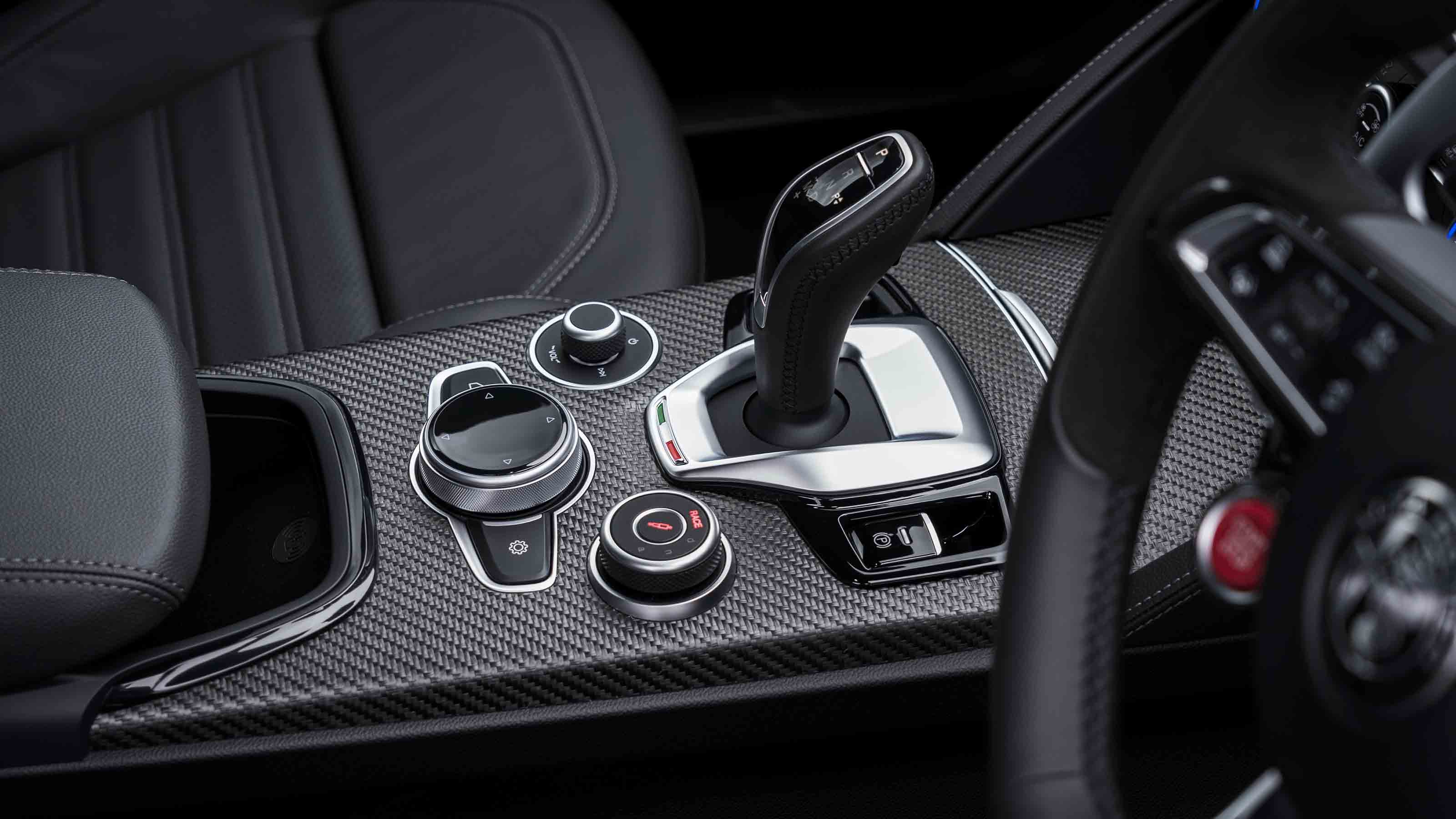 Alfa Romeo Stelvio Quadrifoglio - centre console detail