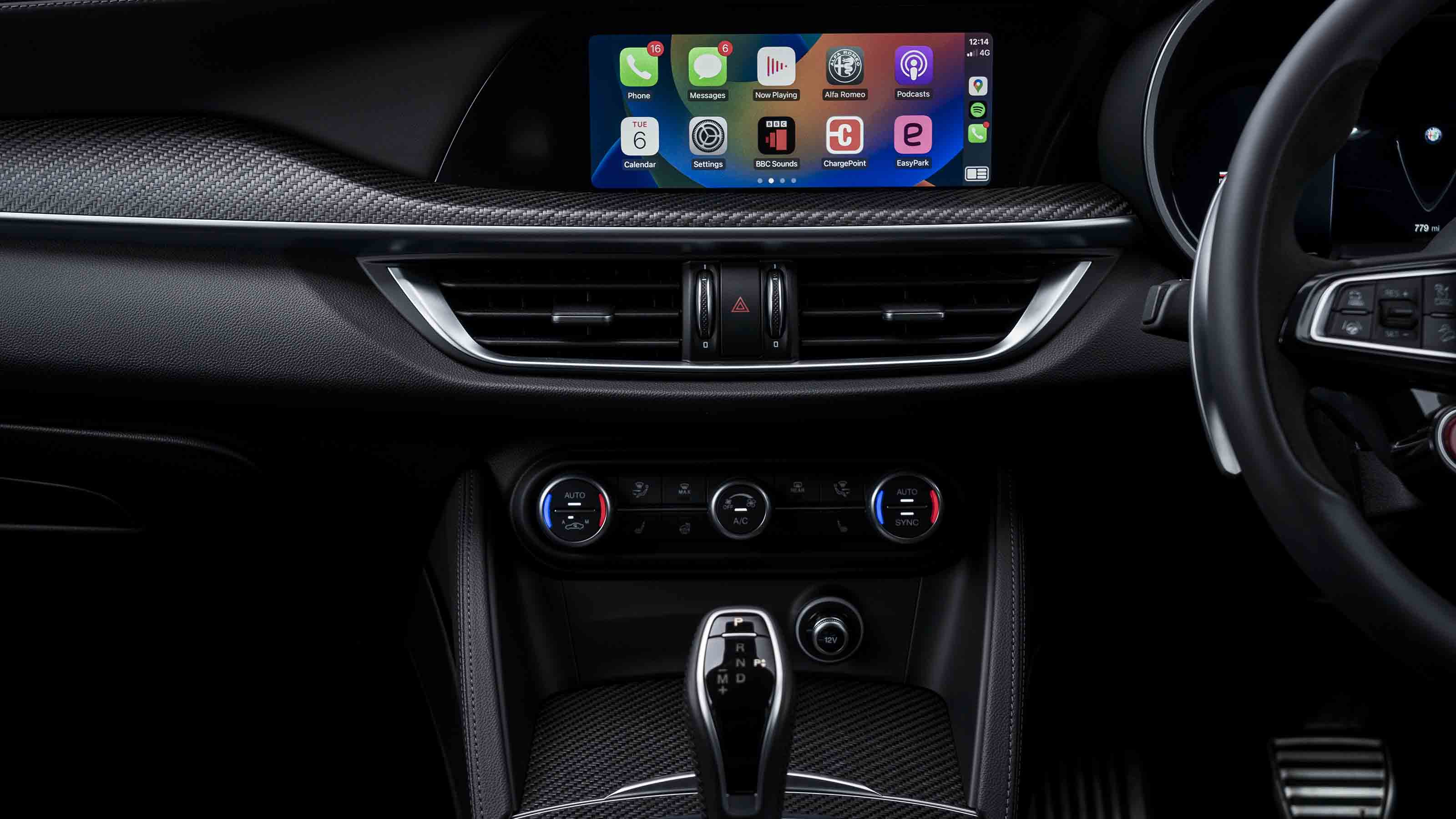 Alfa Romeo Stelvio Quadrifoglio - dashboard detail