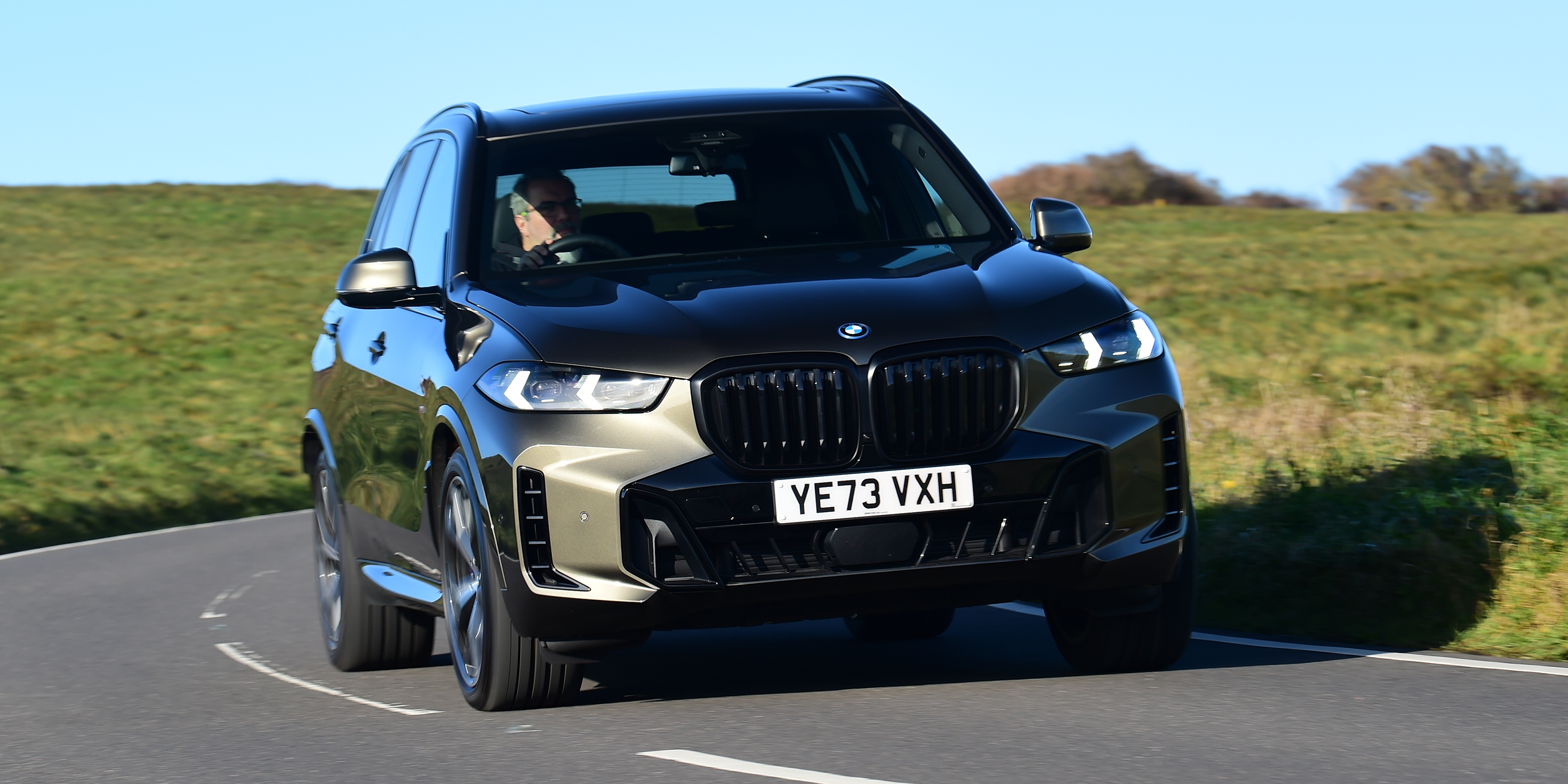 BMW X5 front corner left panning