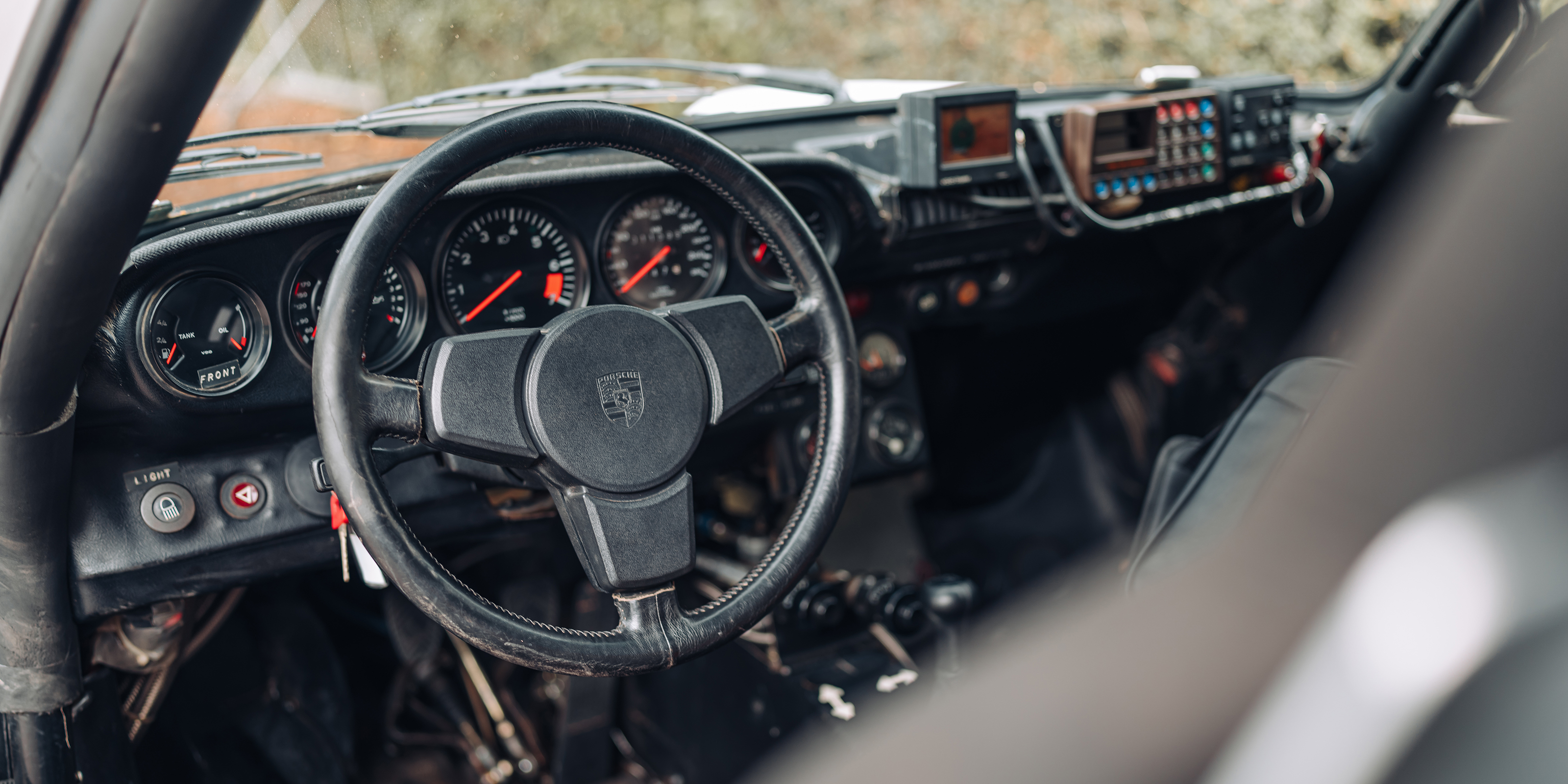 Porsche 953 Paris Dakar dashboard