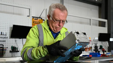 Battery recycling process - Inspecting battery cell