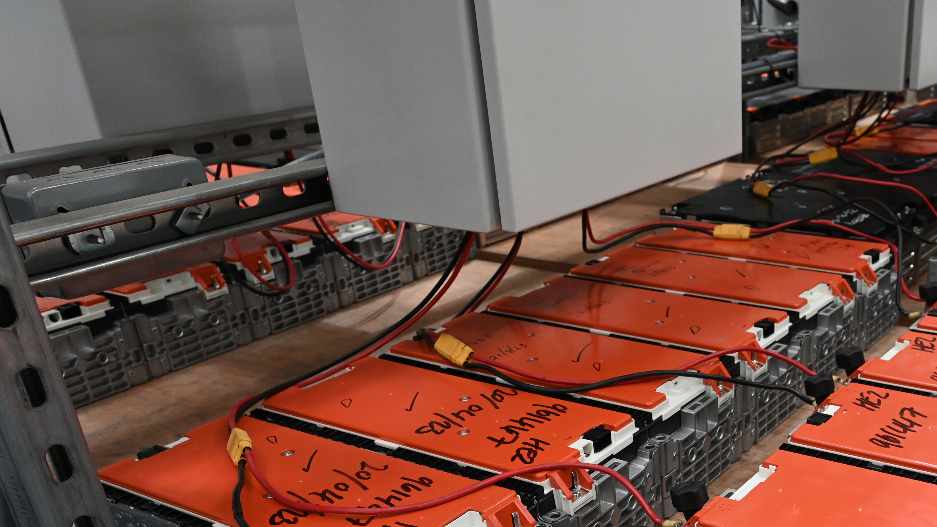 Battery recycling process - battery discharging station