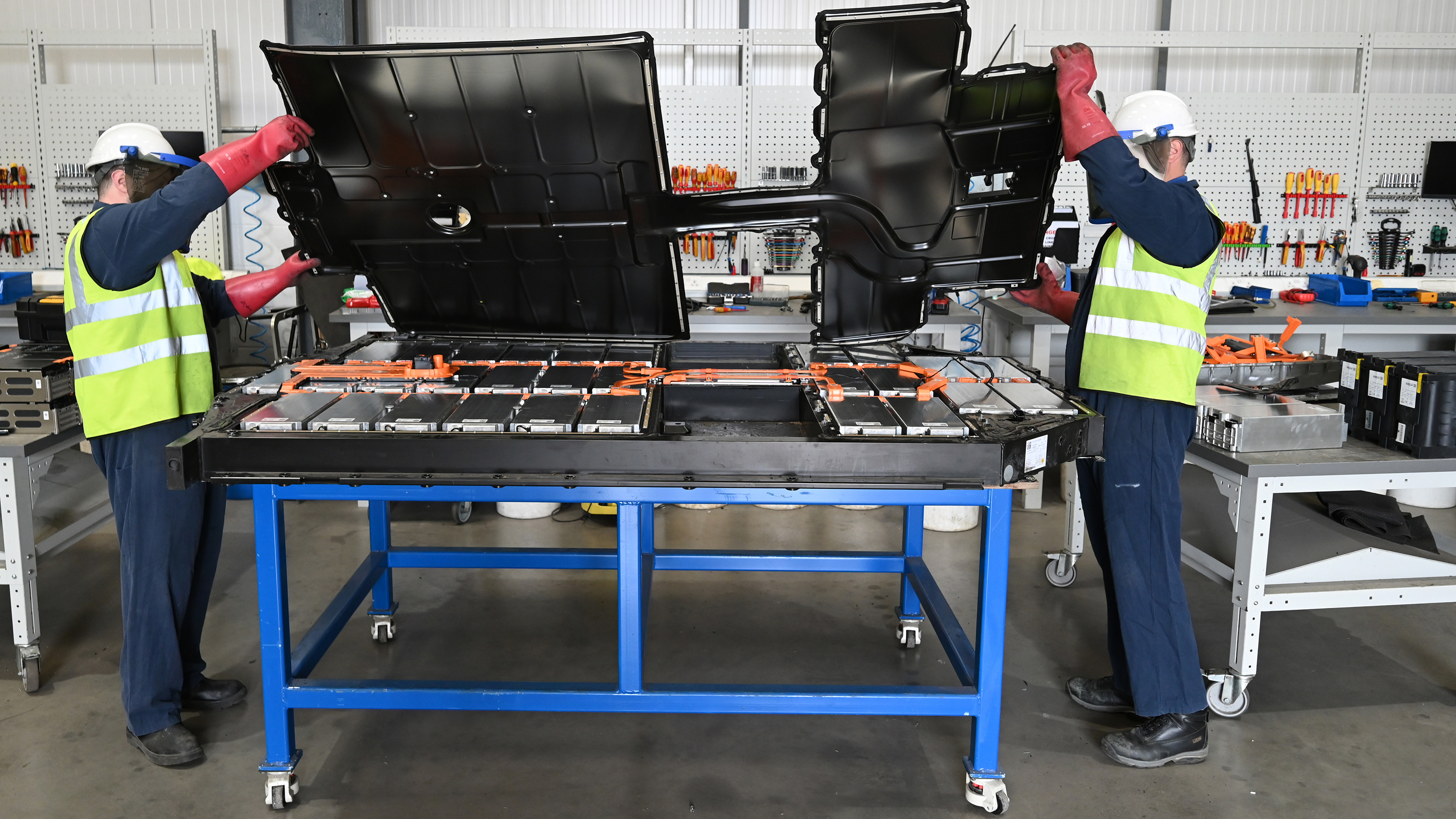 Battery recycling process - battery floorplan cover removal