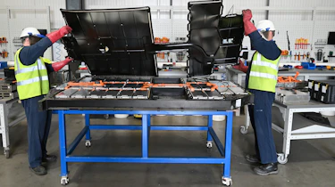 Battery recycling process - battery floorplan cover removal