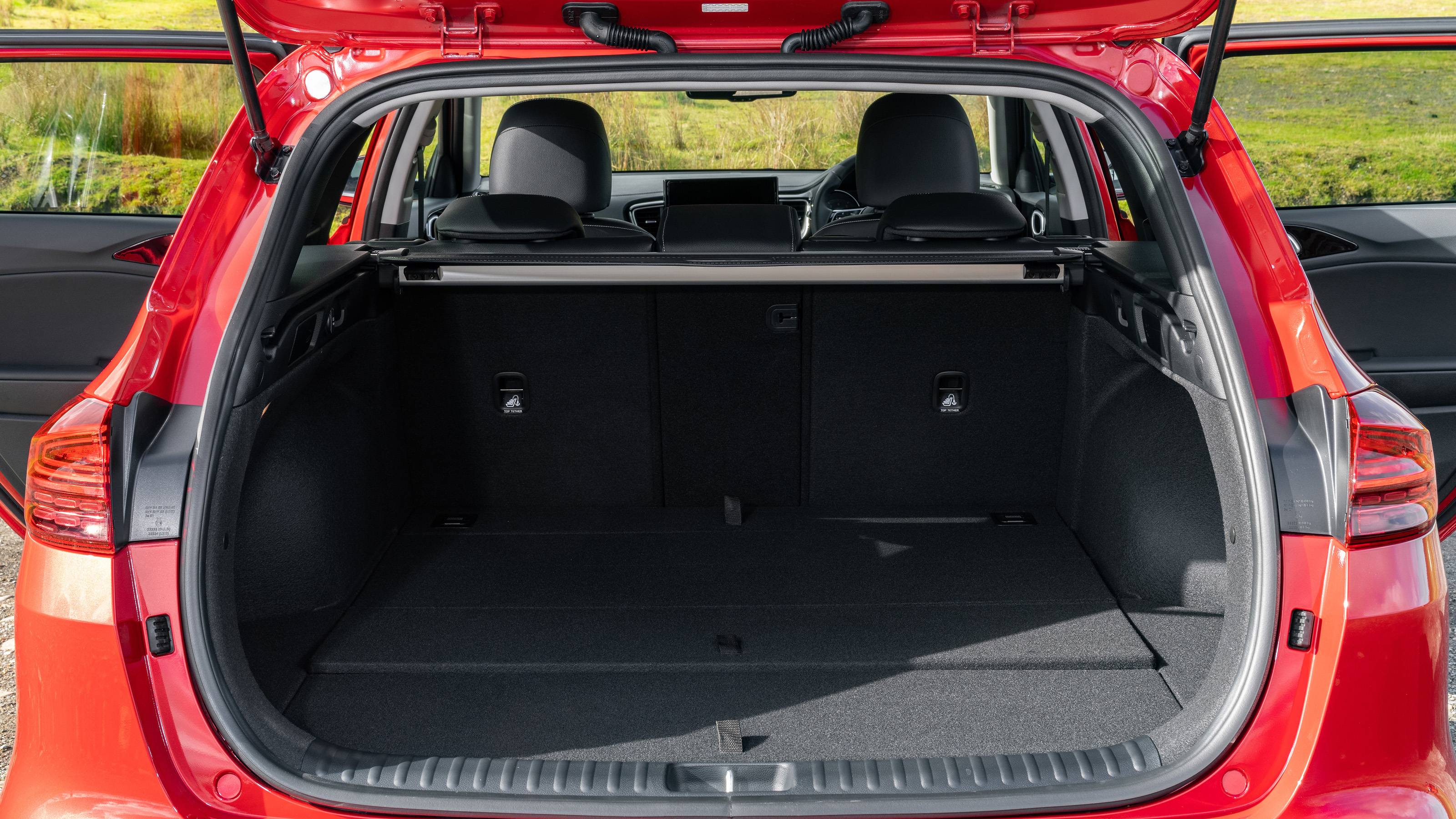 Kia Ceed Sportswagon boot seats up parcel shelf in