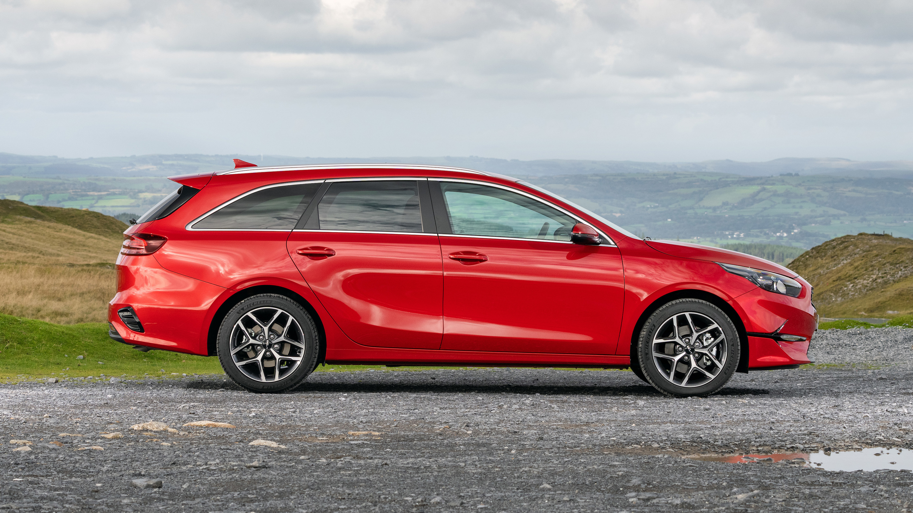 Kia Ceed Sportswagon side view parked