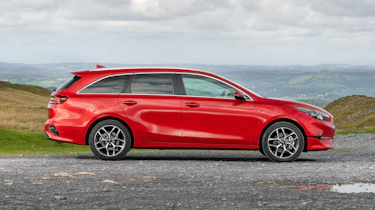Kia Ceed Sportswagon side view parked