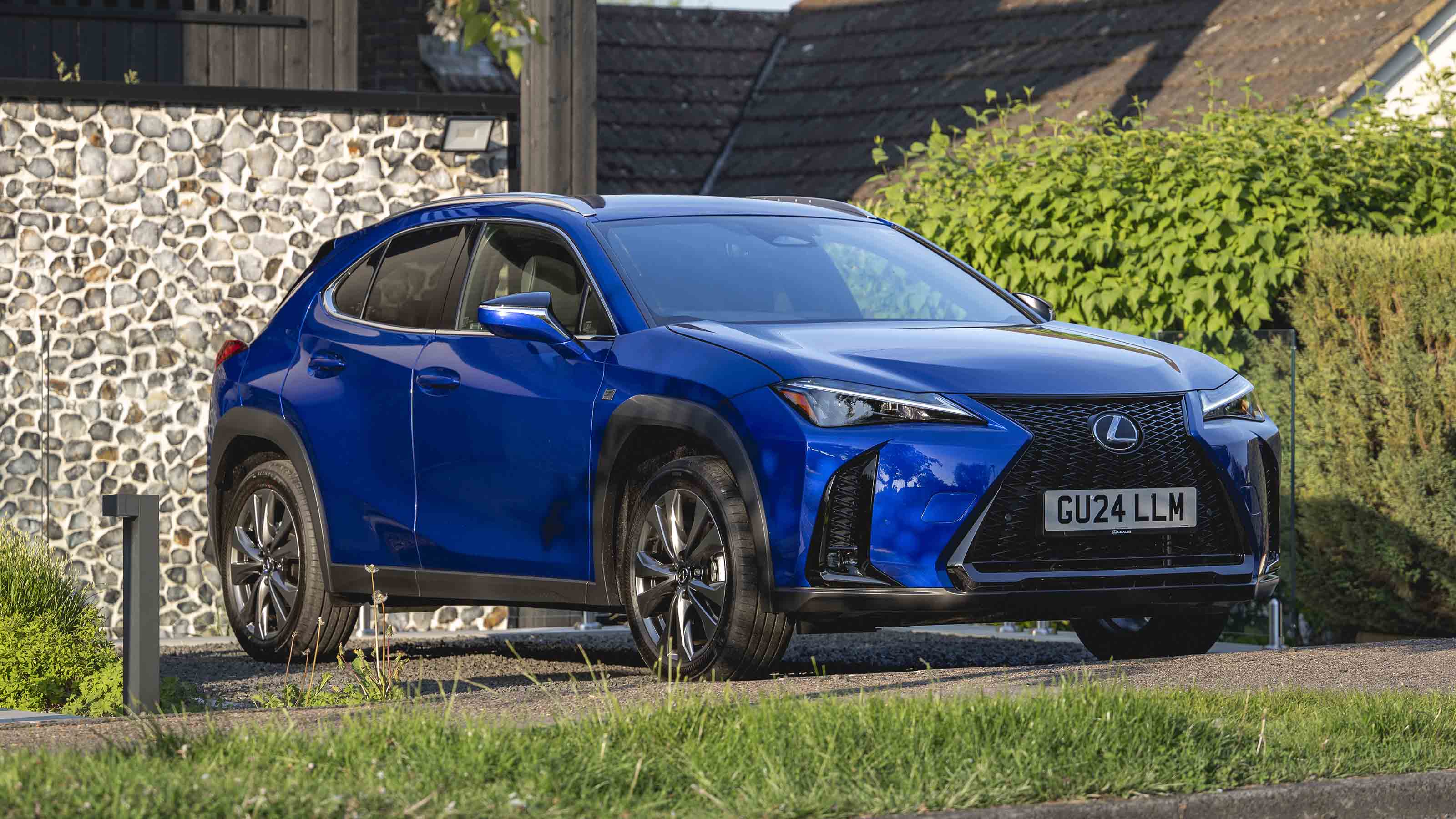 Lexus UX 300h - front corner static