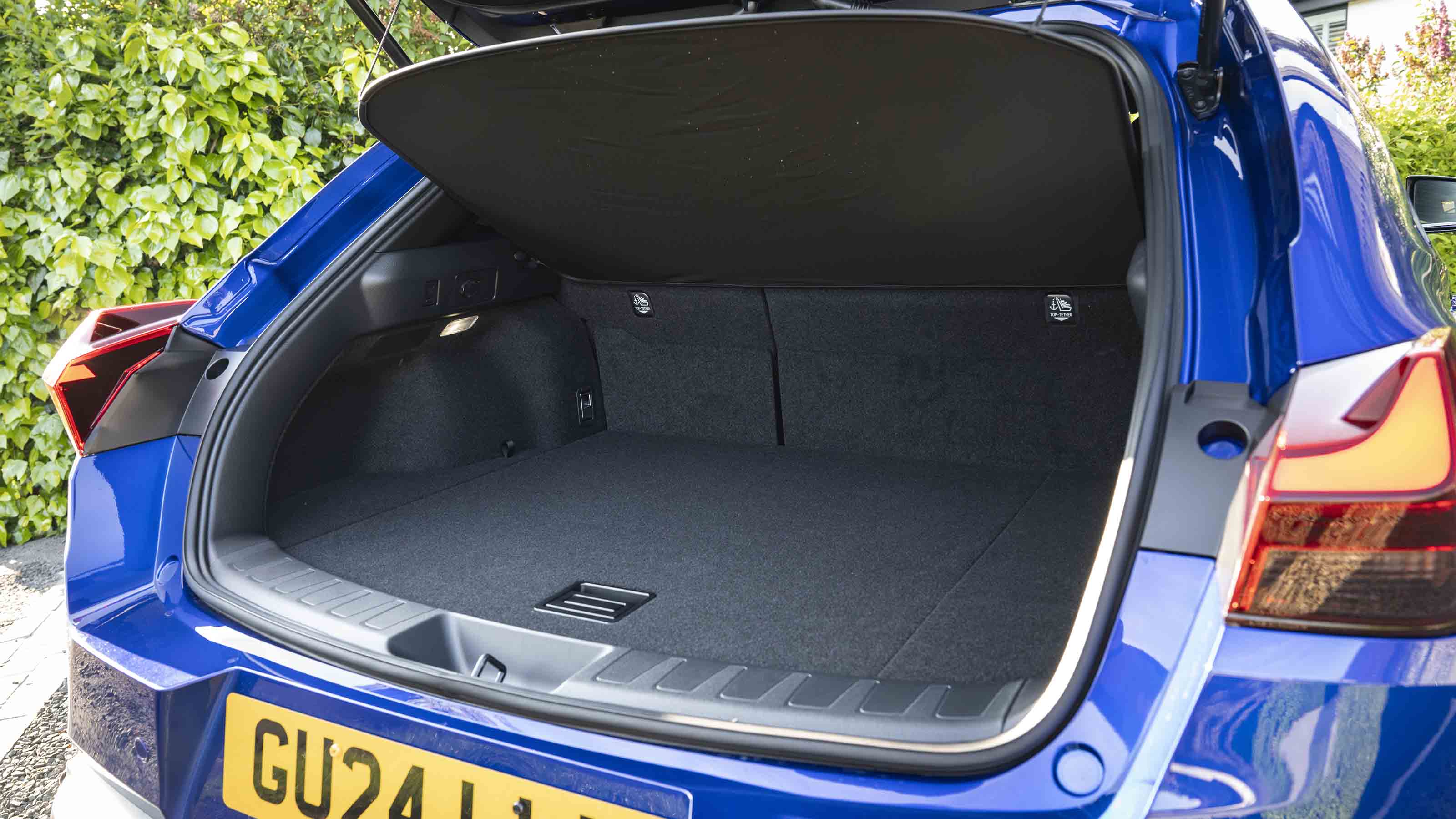 Lexus UX 300h - boot from the side
