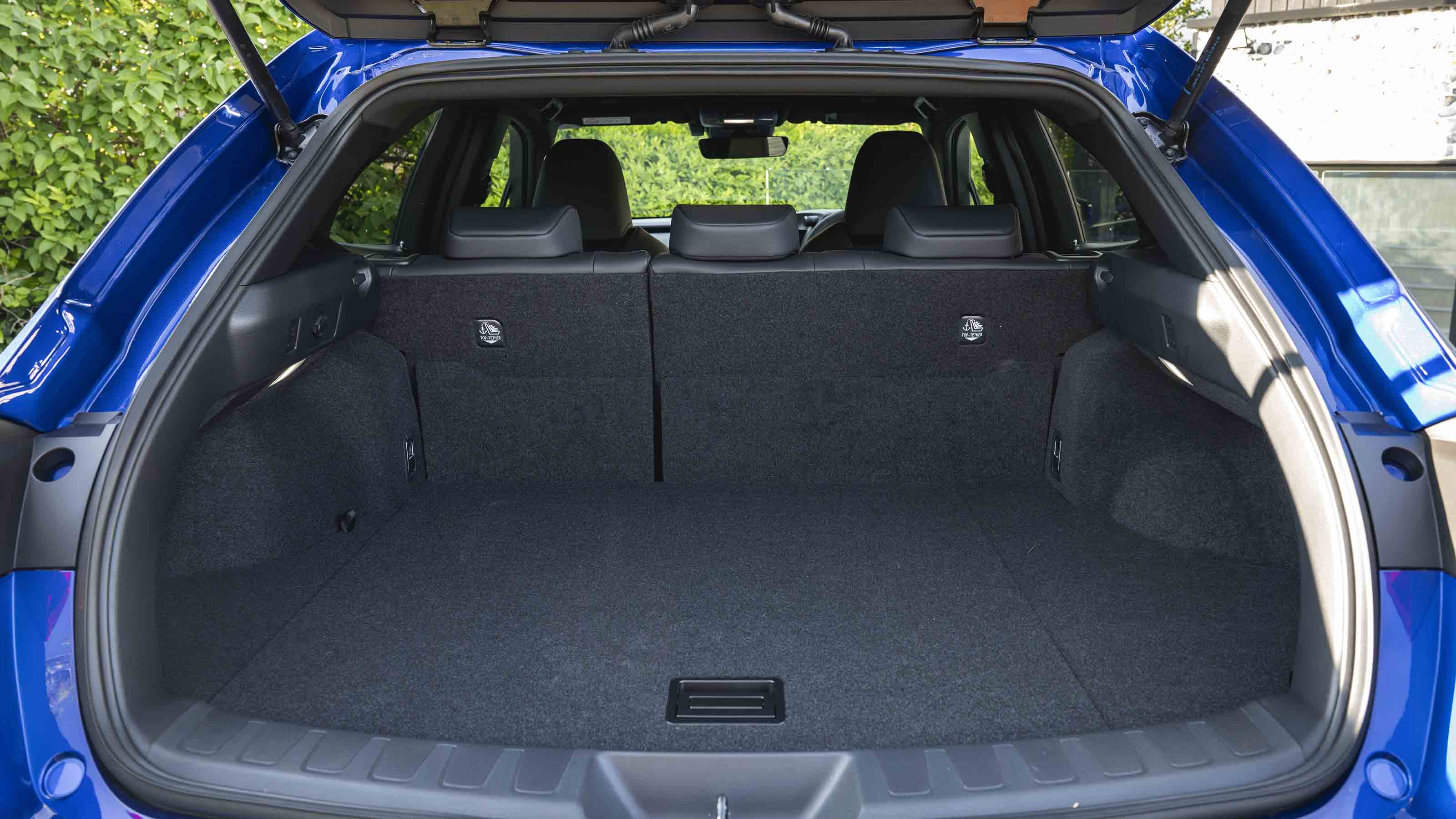 Lexus UX 300h - boot full width
