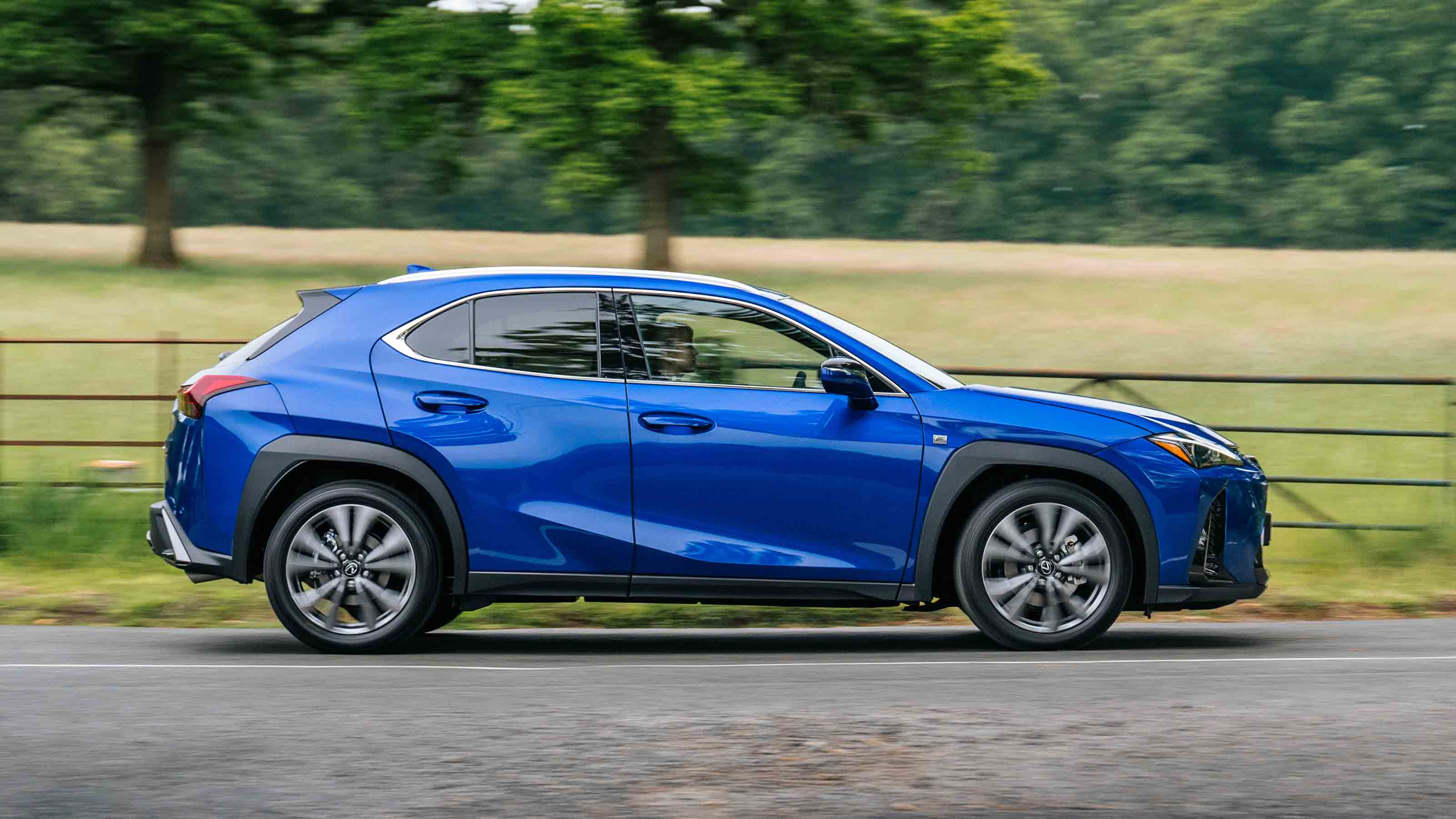 Lexus UX 300h - panning