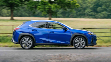 Lexus UX 300h - panning