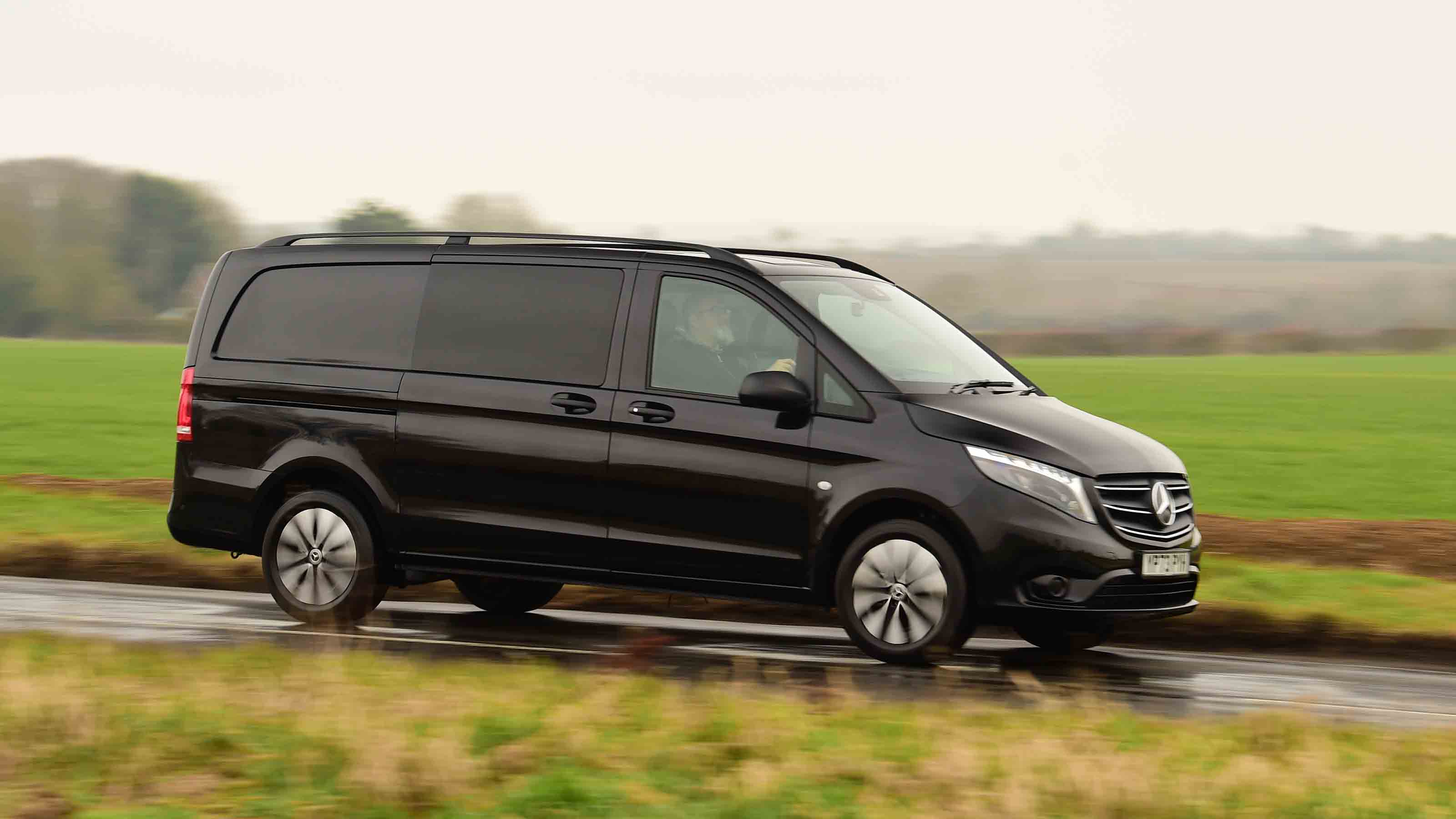 Mercedes Vito Crew Van 119 CDI Premium Night Edition - side panning 