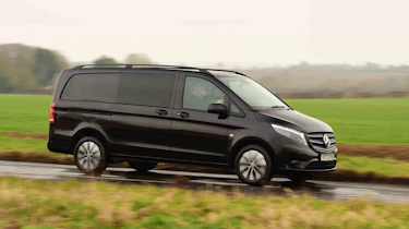 Mercedes Vito Crew Van 119 CDI Premium Night Edition - side panning