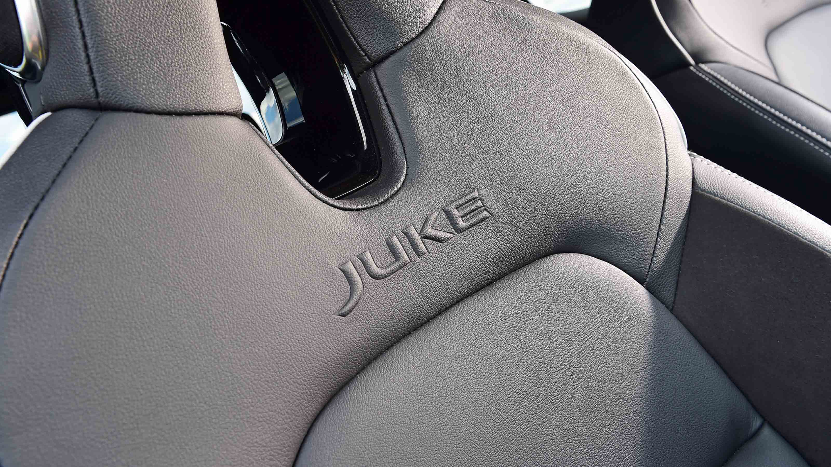 Nissan Juke - driver's seat detail