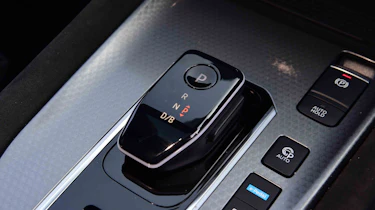 Nissan Qashqai - gear selector detail