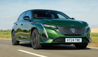 Peugeot 308 in green front 3/4