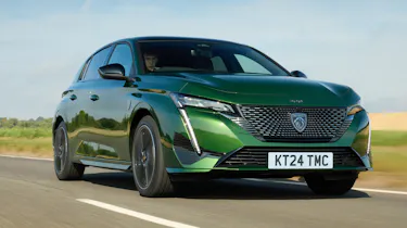 Peugeot 308 in green front 3/4