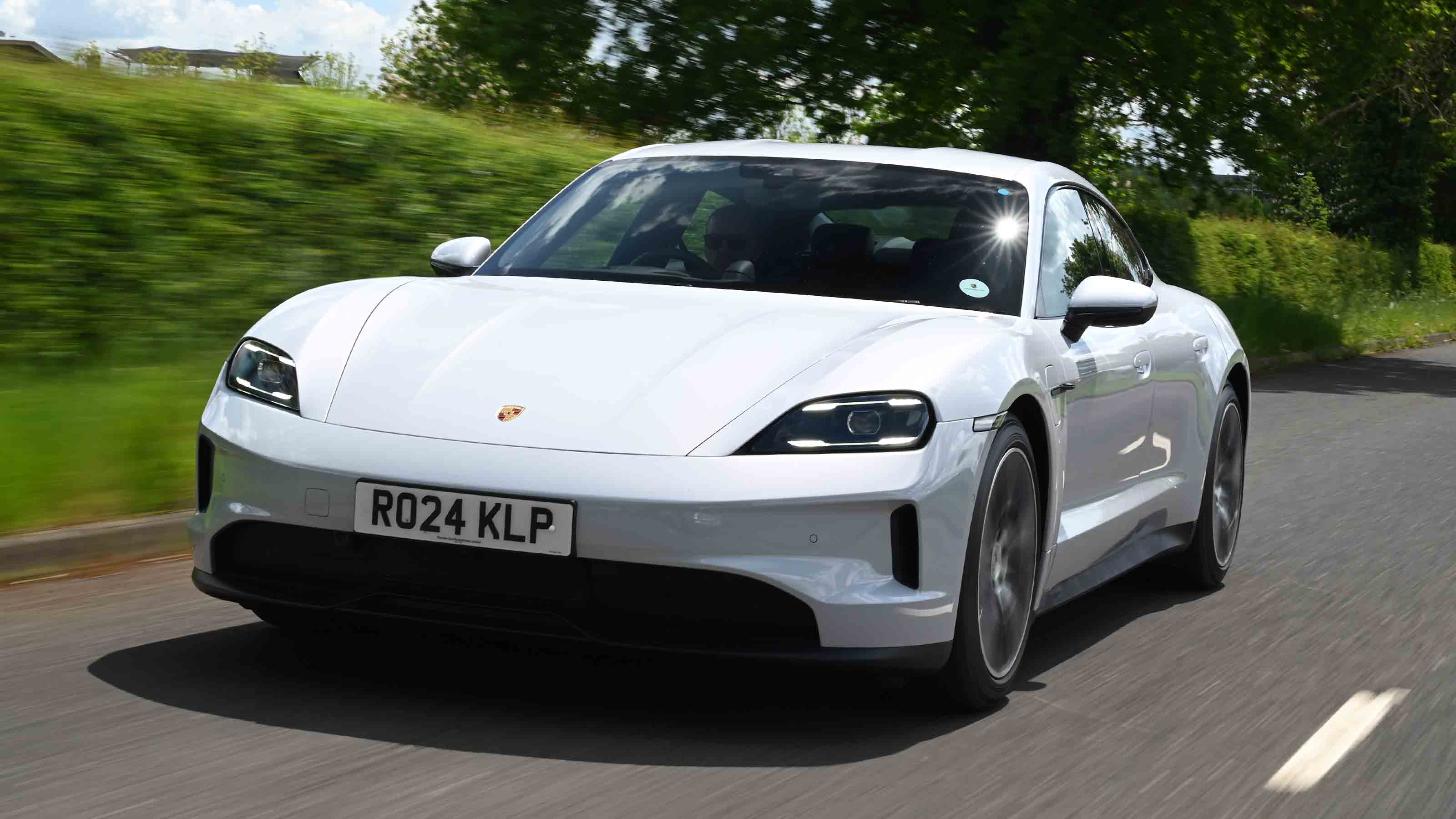 Porsche Taycan - front tracking