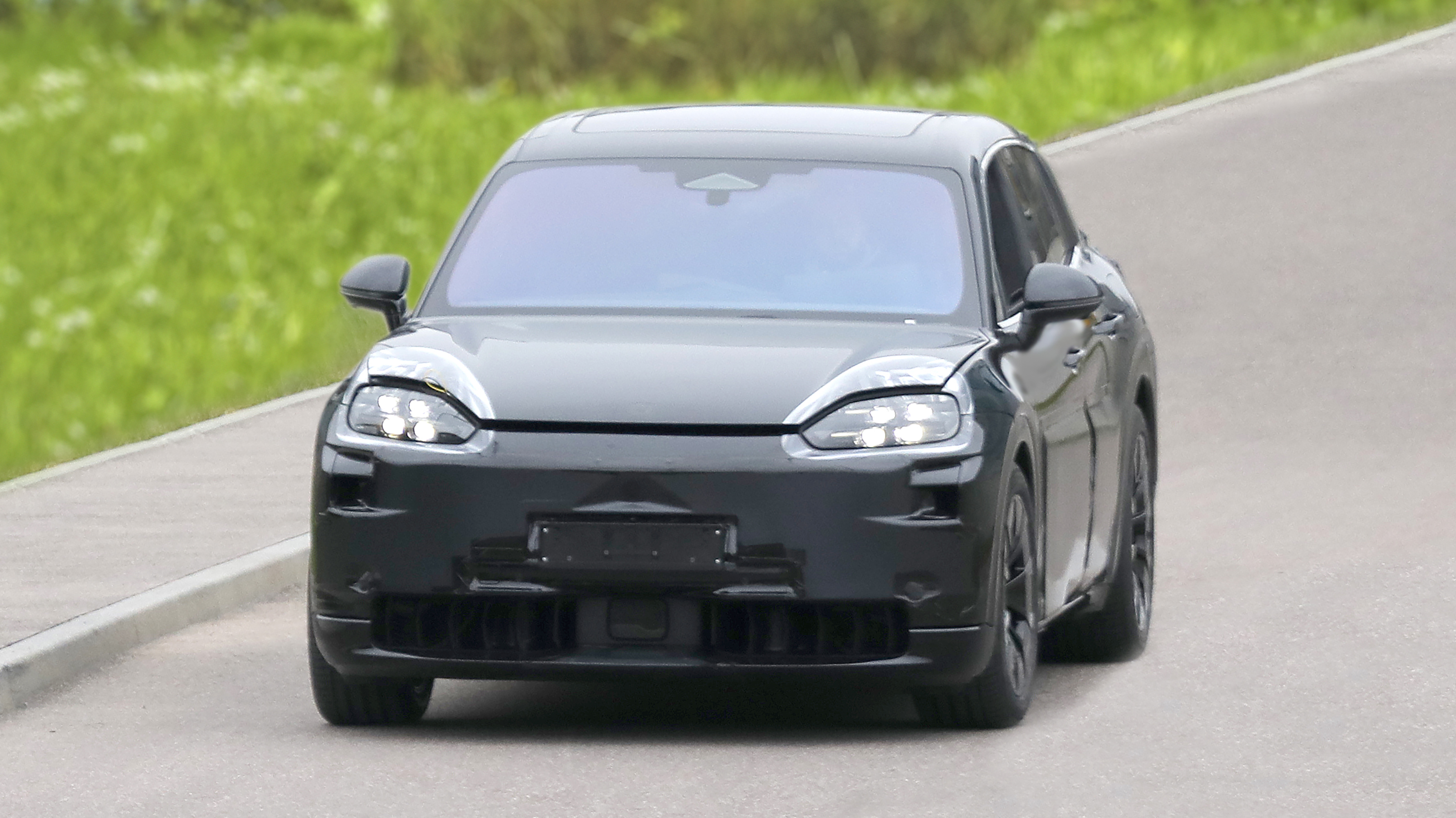 Porsche ‘K1’ super-Cayenne 7-seater Spy shot of the front-end dynamic
