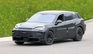Porsche ‘K1’ super-Cayenne 7-seater Spy shot of the front 3/4 dynamic