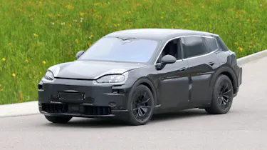Porsche ‘K1’ super-Cayenne 7-seater Spy shot of the front 3/4 dynamic