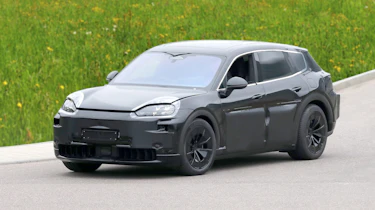 Porsche ‘K1’ super-Cayenne 7-seater Spy shot of the front 3/4 dynamic