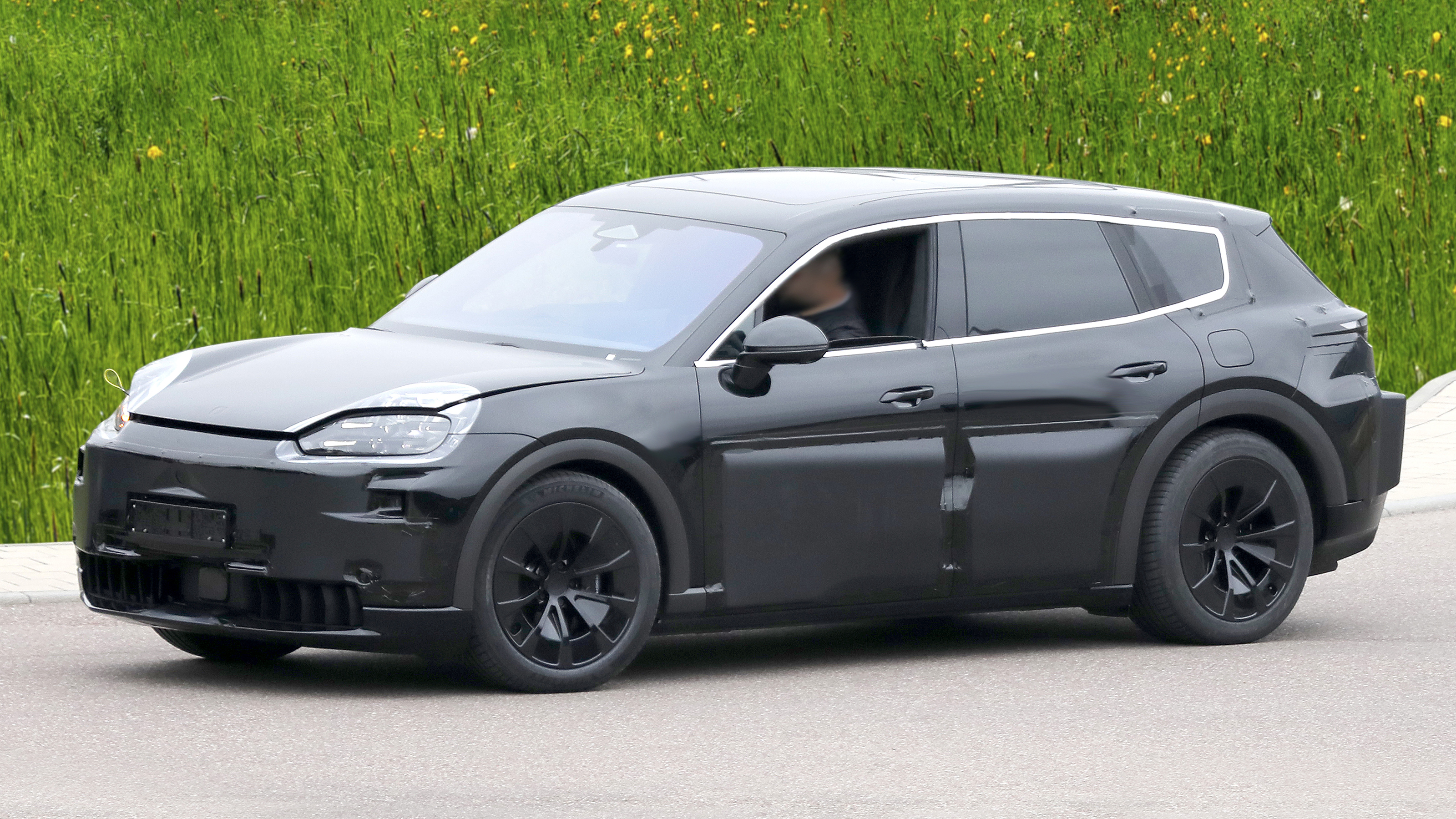 Porsche ‘K1’ super-Cayenne 7-seater Spy shot of the side dynamic