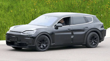 Porsche ‘K1’ super-Cayenne 7-seater Spy shot of the side dynamic