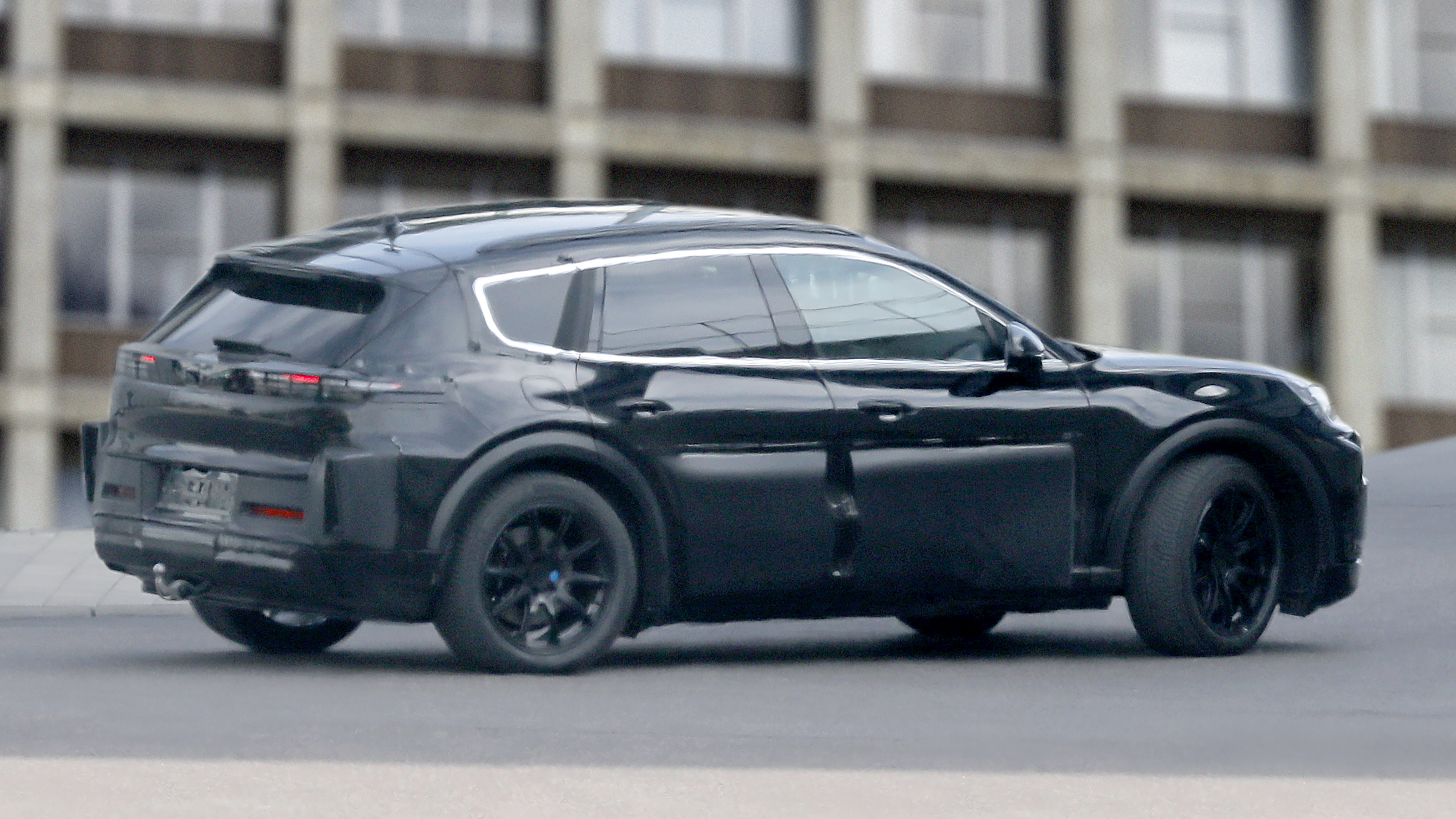 Porsche ‘K1’ super-Cayenne 7-seater Spy shot of the rear side dynamic