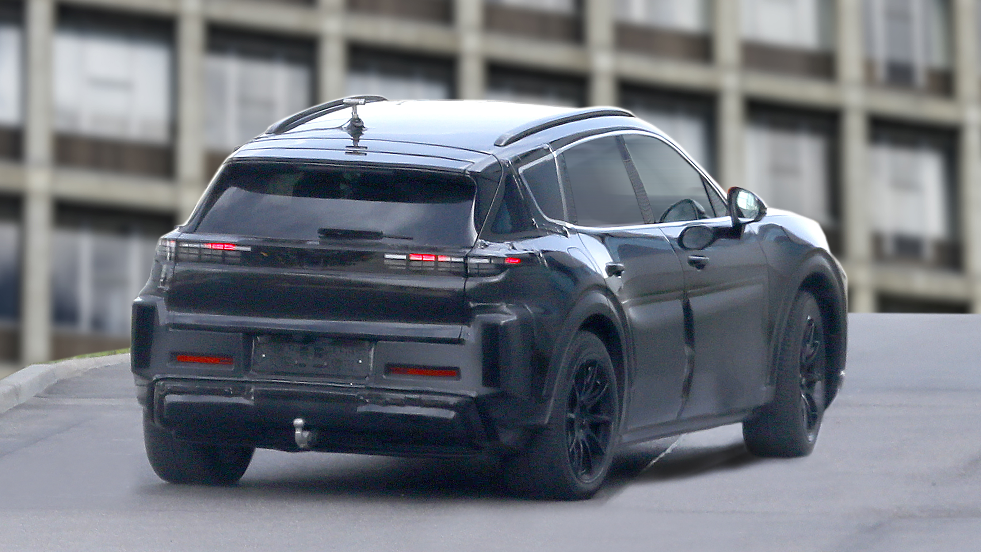 Porsche ‘K1’ super-Cayenne 7-seater Spy shot of the rear 3/4 dynamic