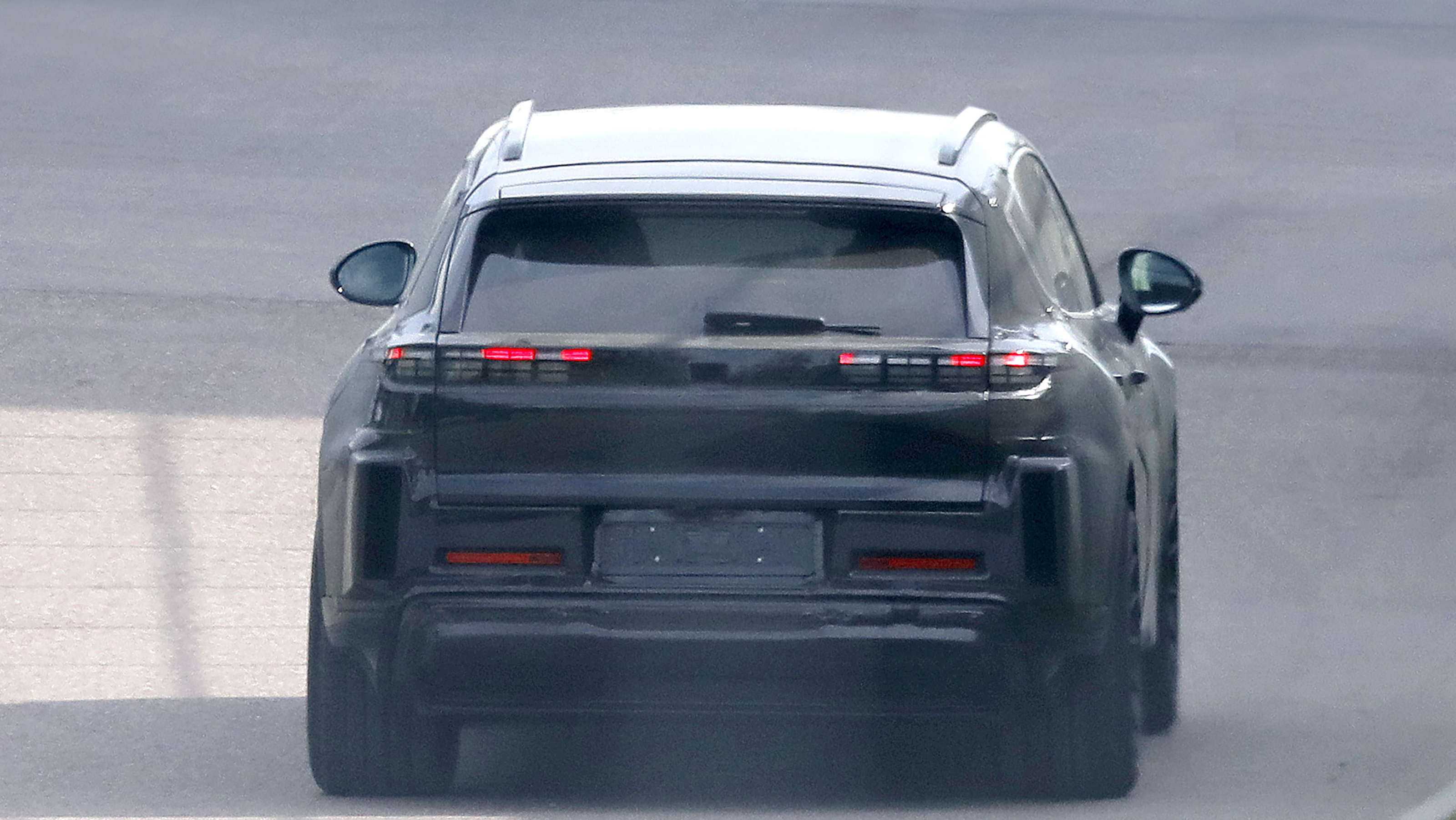 Porsche ‘K1’ super-Cayenne 7-seater Spy shot of the rear-end dynamic