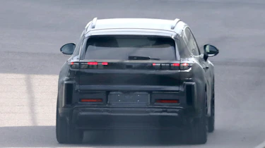 Porsche ‘K1’ super-Cayenne 7-seater Spy shot of the rear-end dynamic