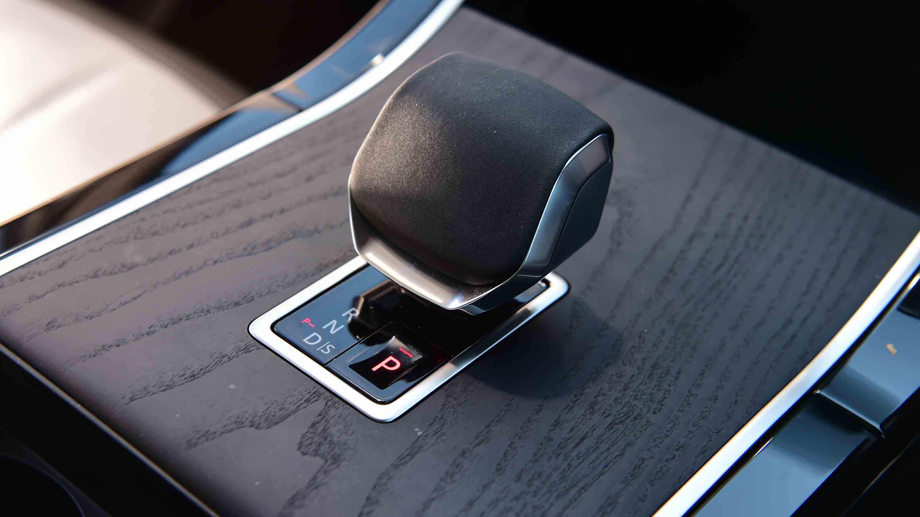 Range Rover Evoque P300e Autobiography - gear lever detail