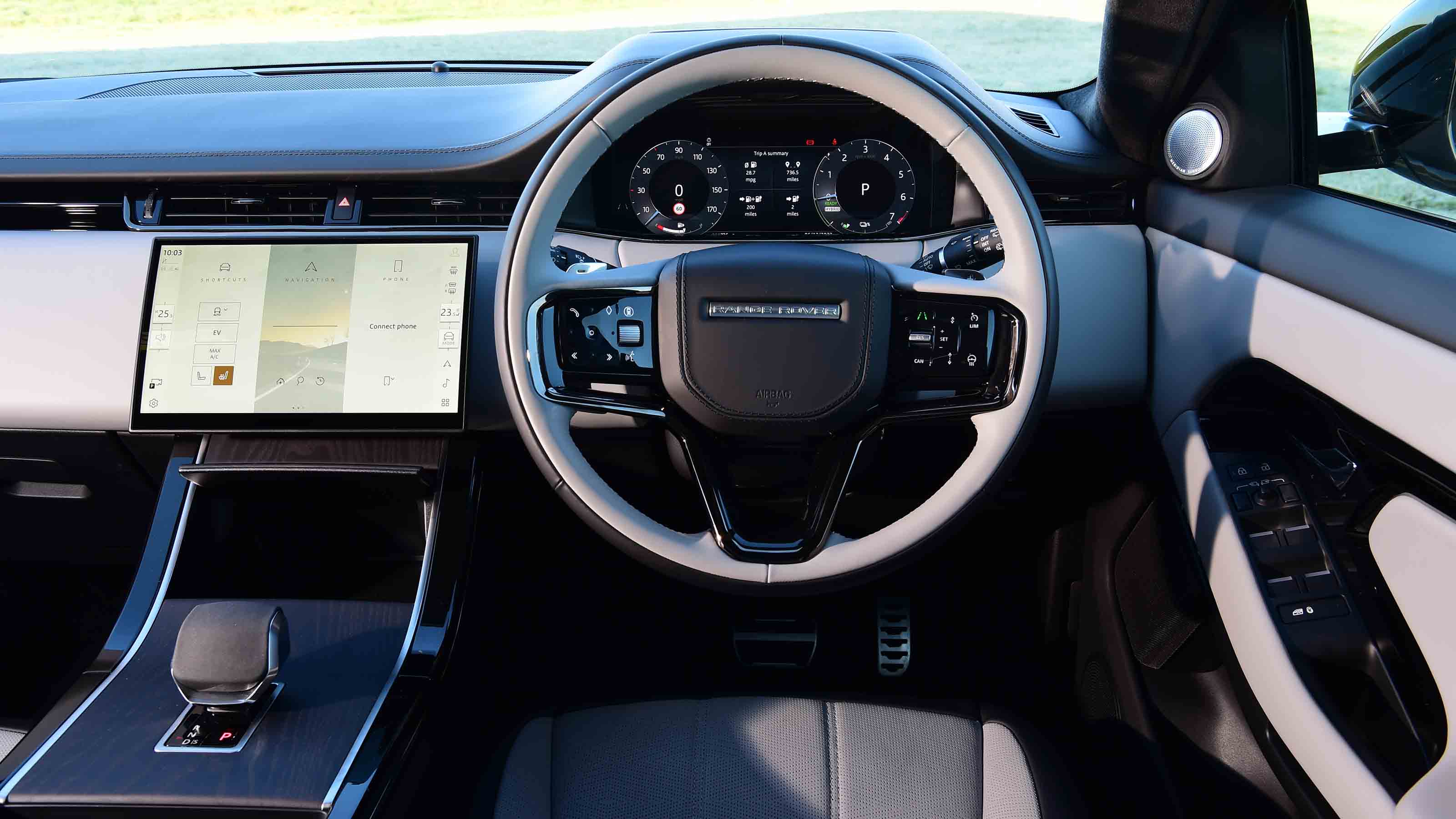 Range Rover Evoque P300e Autobiography - dashboard