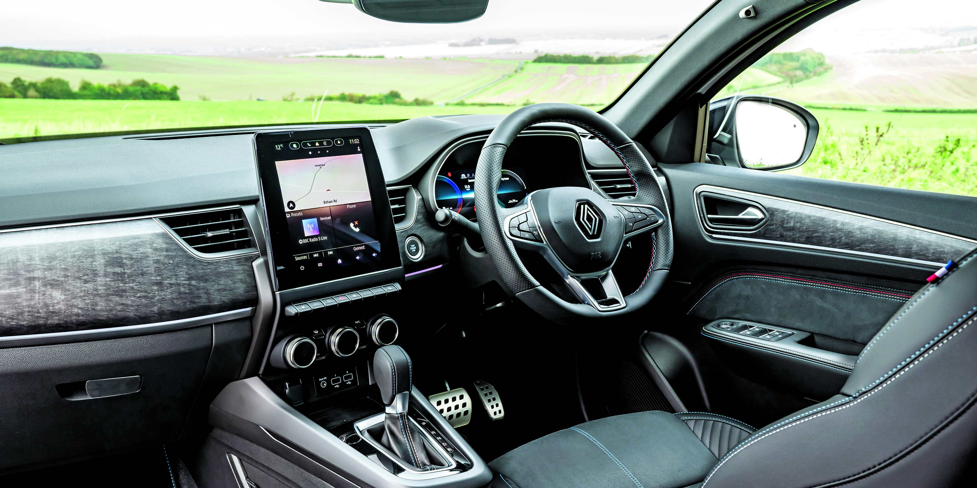 Renault Arkana dashboard side view