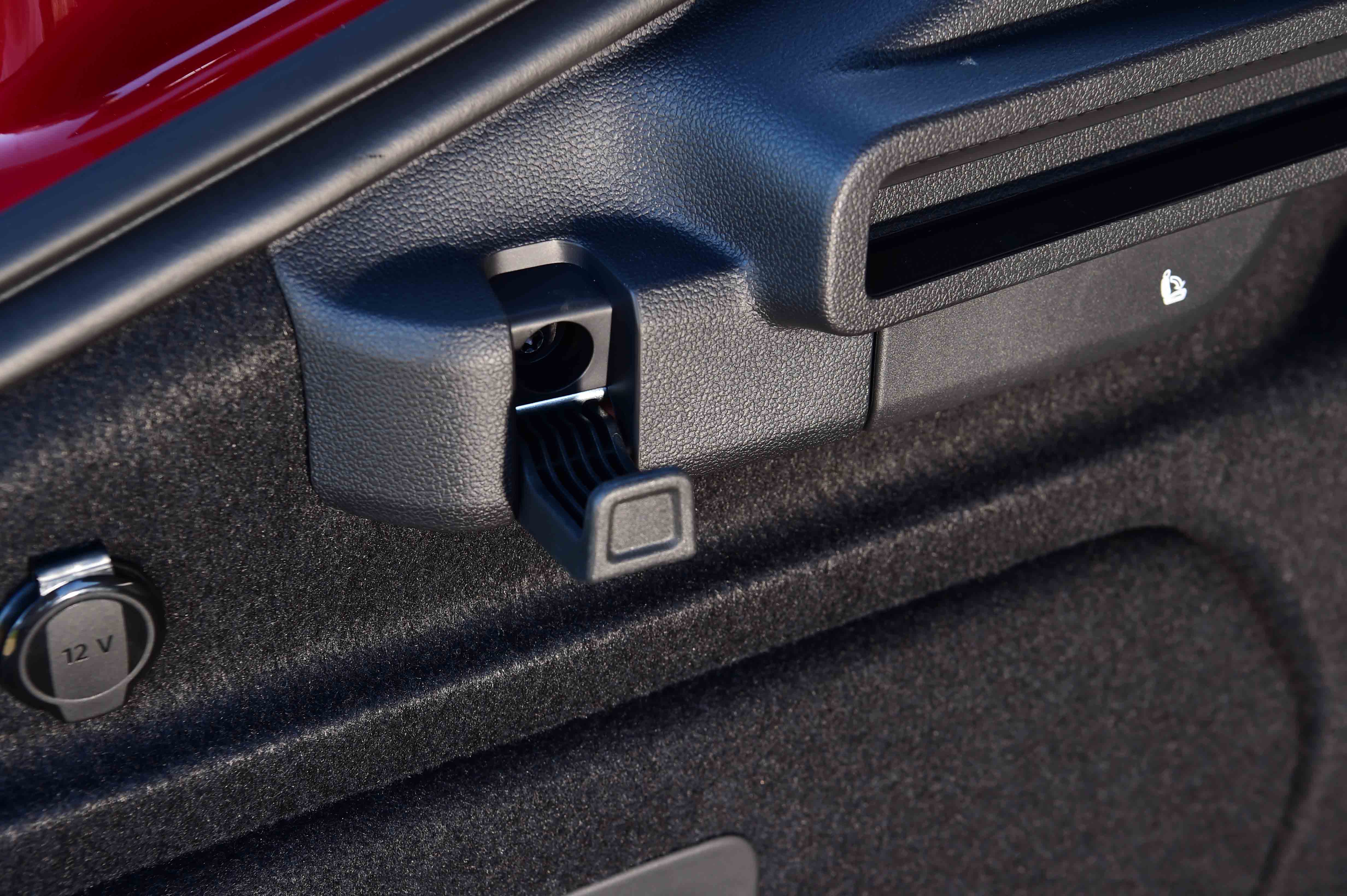 Skoda Superb hatch - boot hook