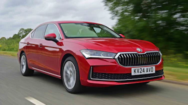Skoda Superb hatch - front tracking