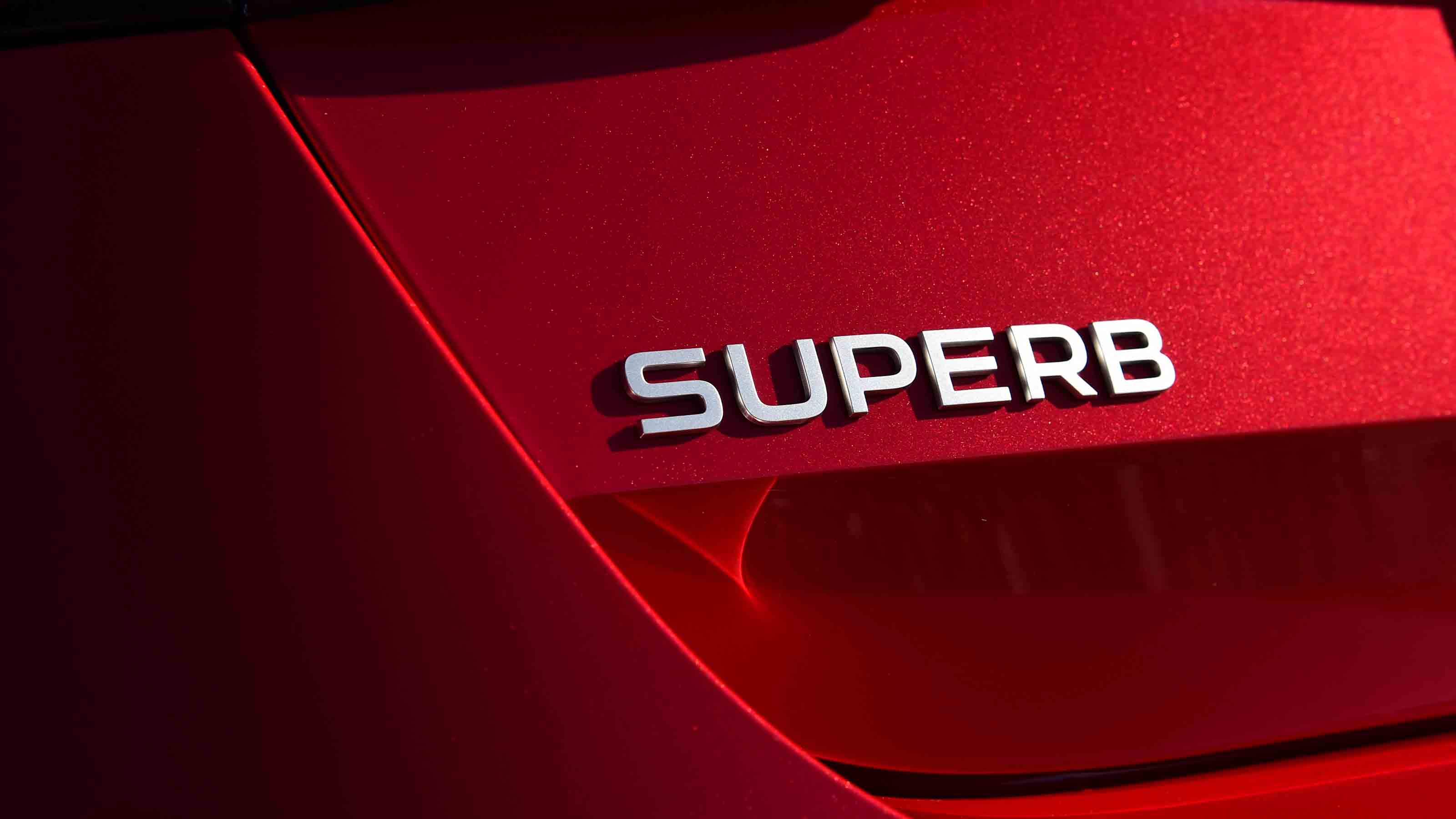 Skoda Superb hatch - 'Superb' badge detail