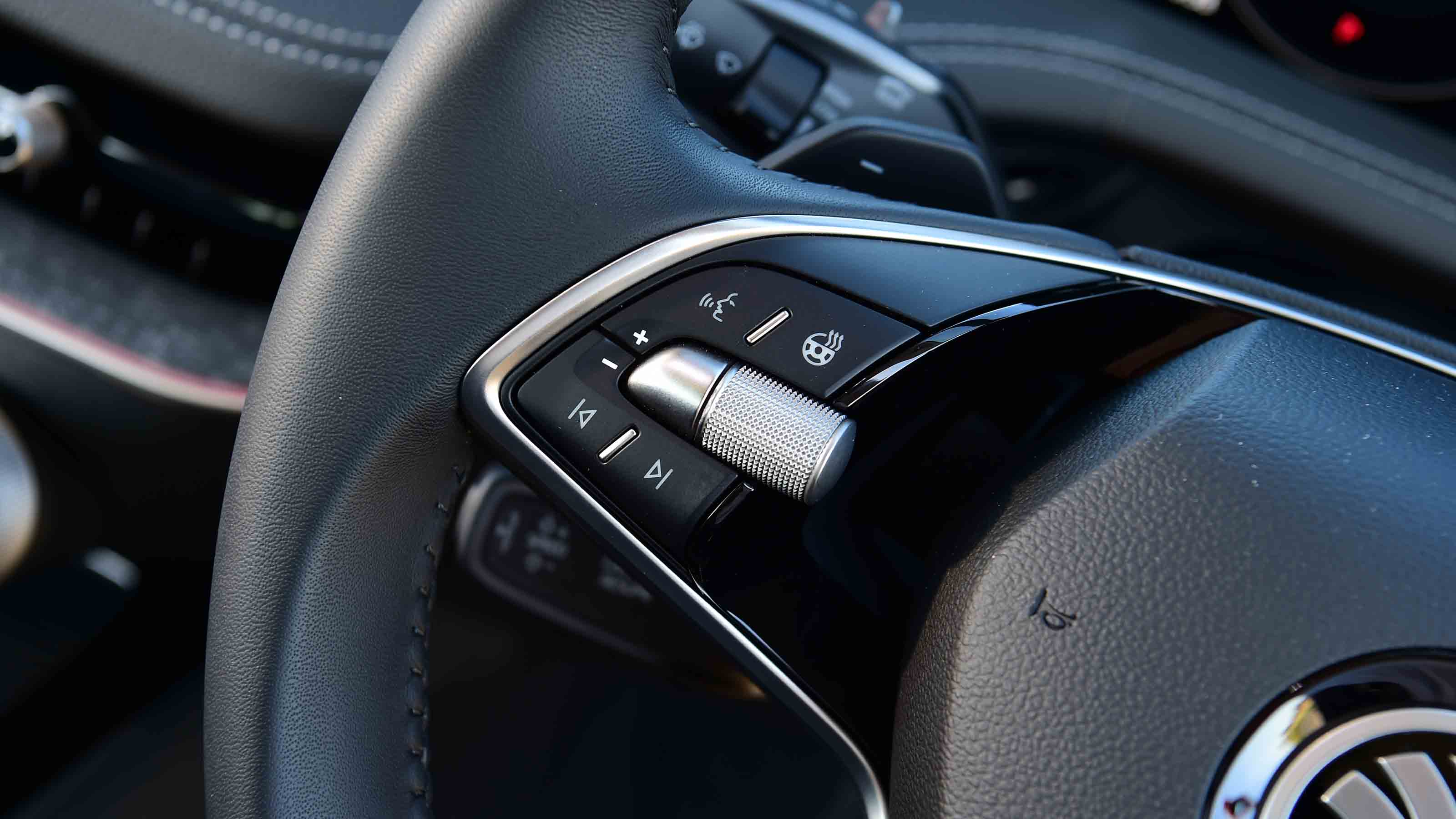Skoda Superb hatch - physical steering wheel buttons