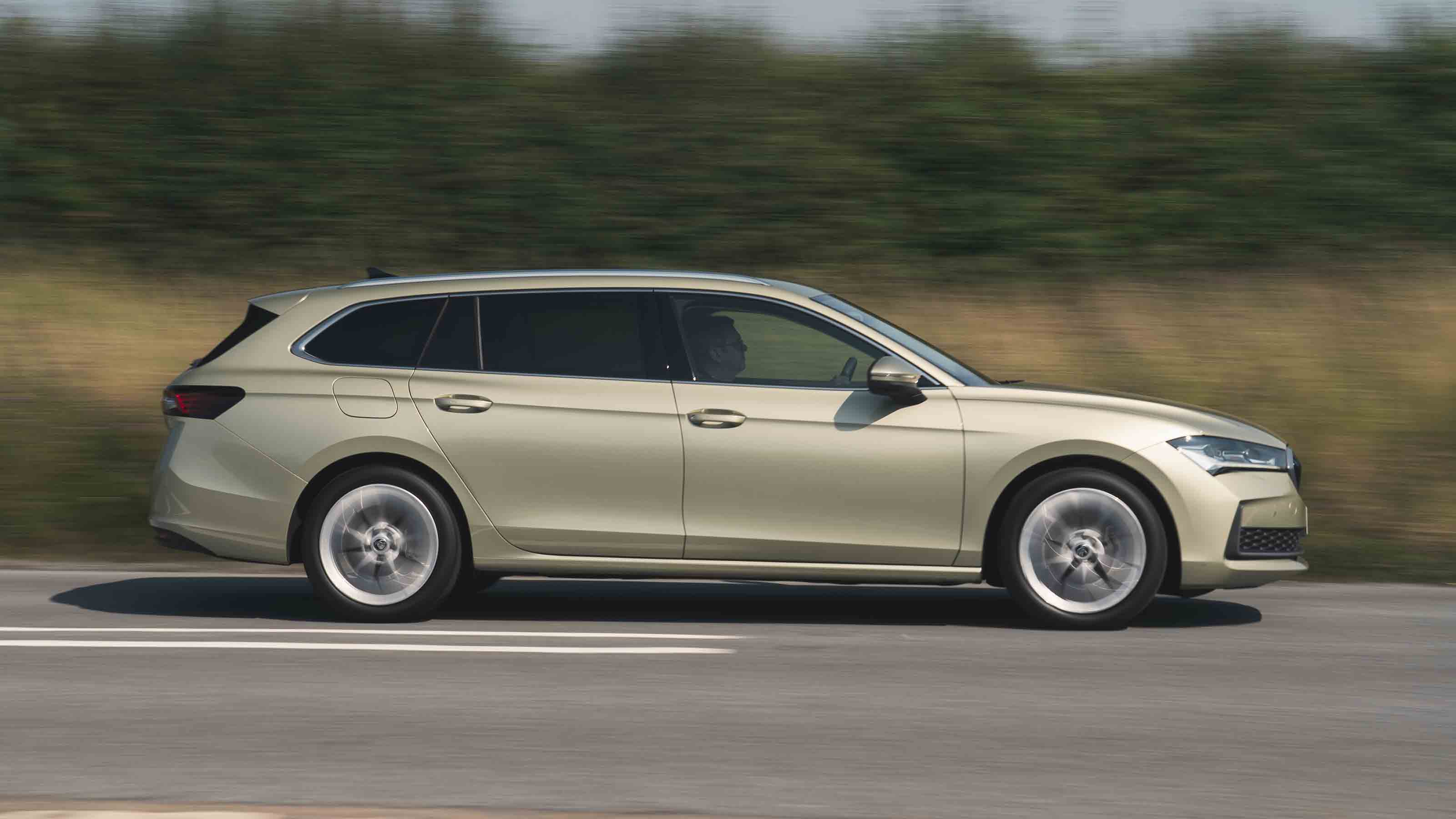 Skoda Superb Estate - side panning