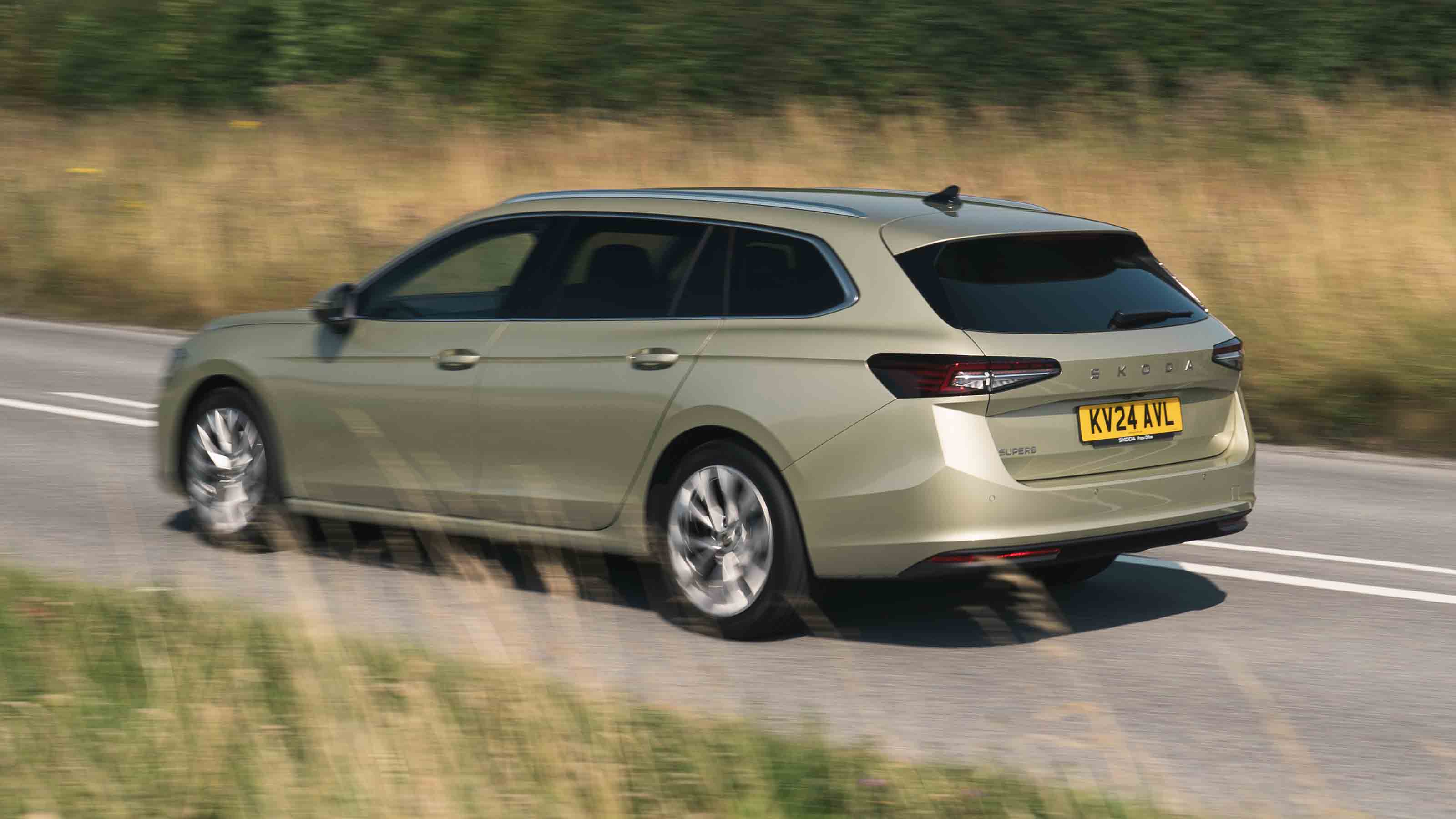 Skoda Superb Estate - rear corner panning