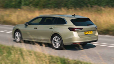 Skoda Superb Estate - rear corner panning