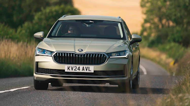 Skoda Superb Estate - front corner panning