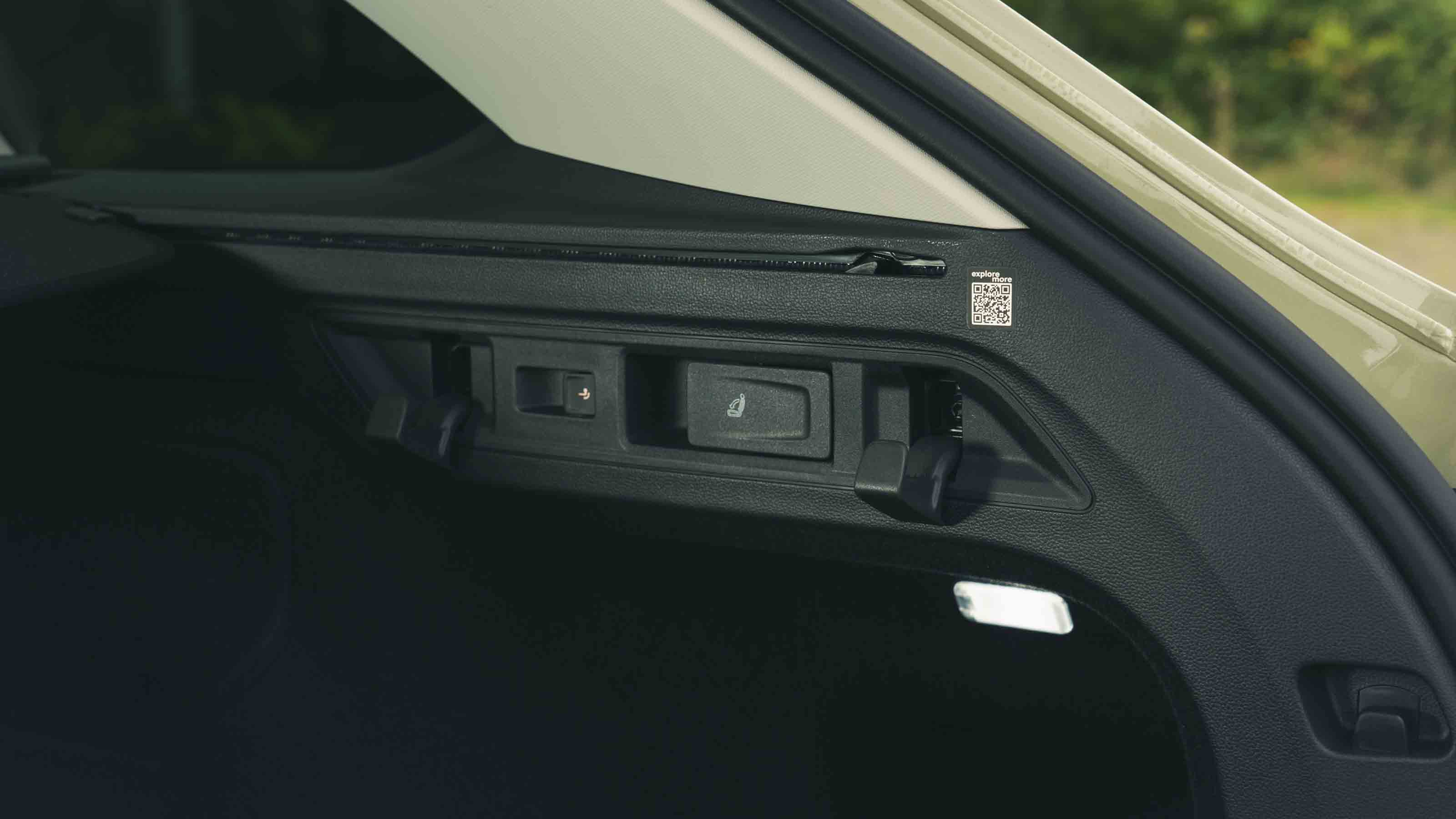 Skoda Superb Estate - rear seat folding latch