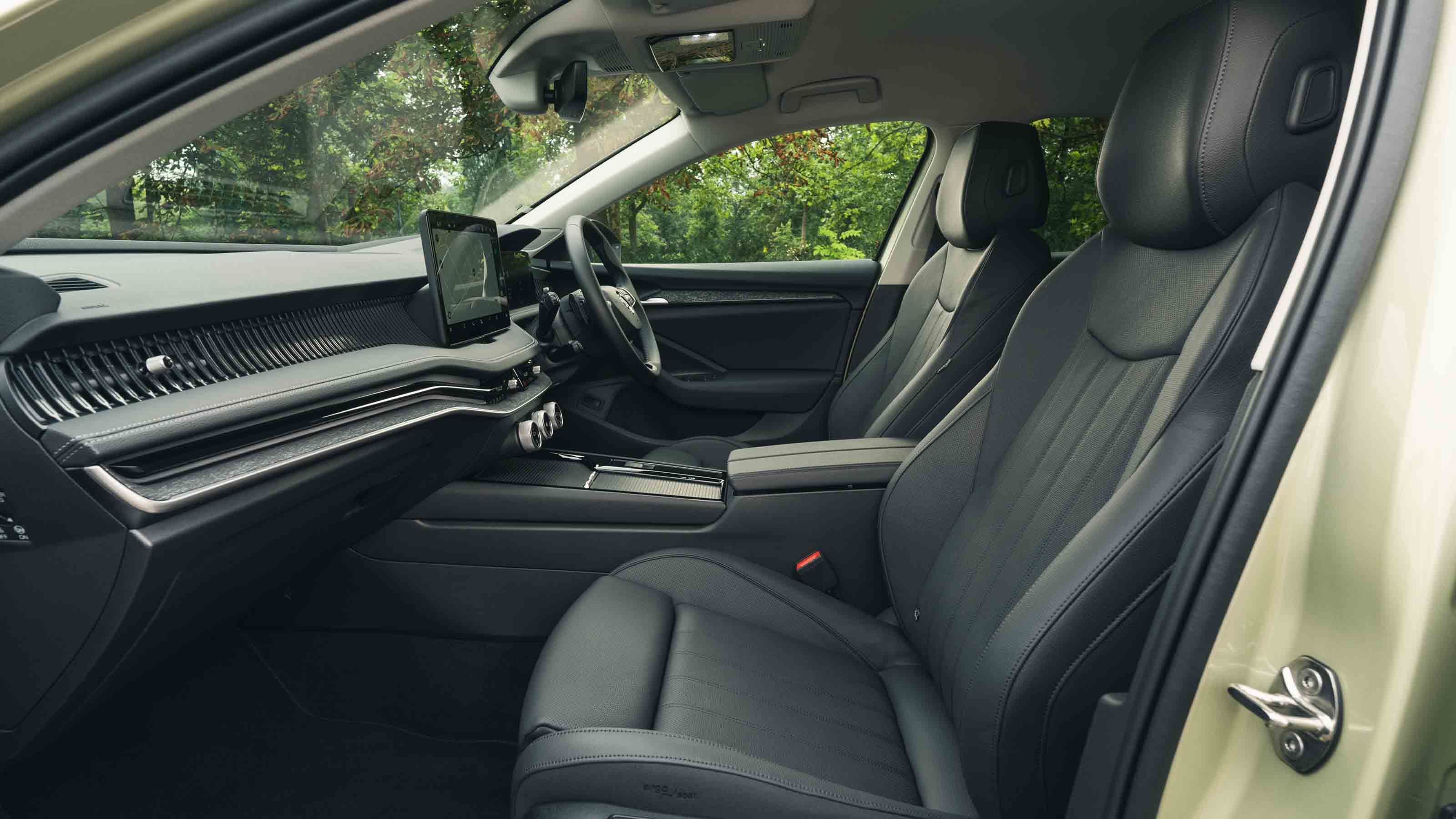 Skoda Superb Estate - front seats