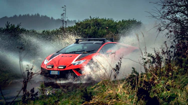 Lamborghini Huracan front action water splash