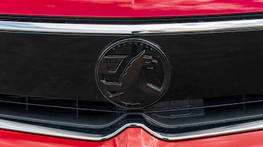 Vauxhall Grandland - Vauxhall badge
