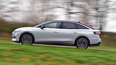 Volkswagen ID.7 - side panning